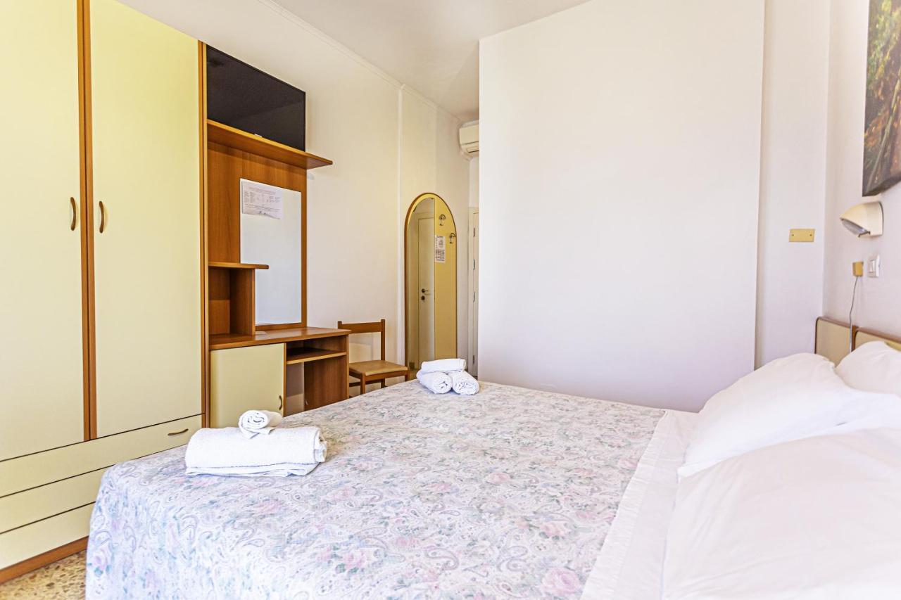 Hotel Continental ベラーリア・イジェア・マリーナ エクステリア 写真